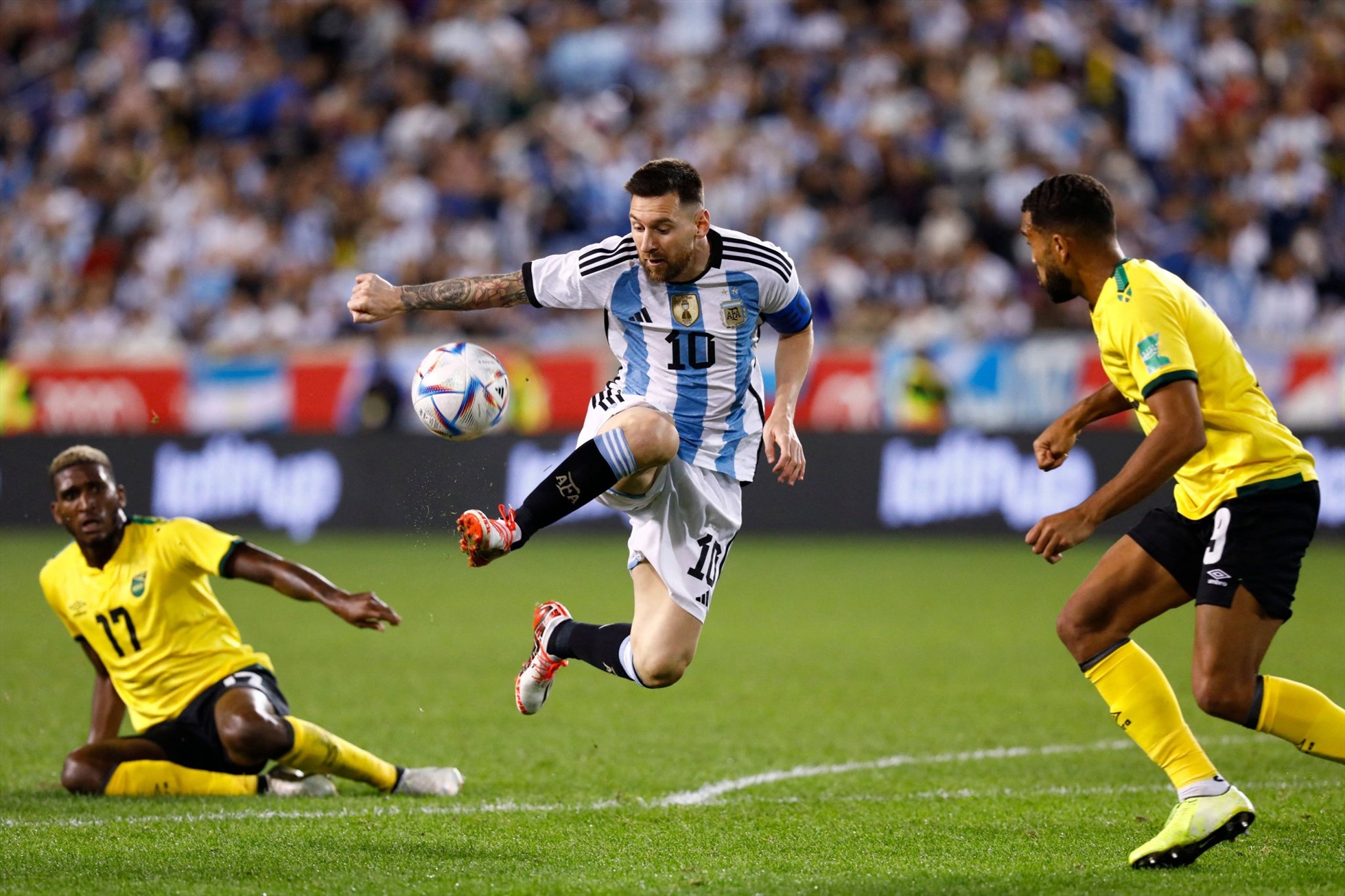 Messi lập siêu phẩm Argentina bất bại trận thứ 35 liên tiếp